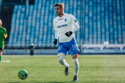 En spelare från IFK Norrköping springer på bollen