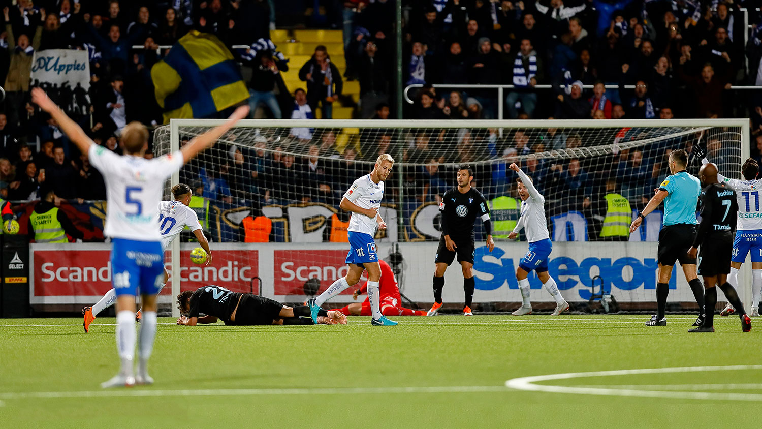 Planen och spelare precis efter mål