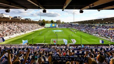 Match på Östgötaporten taget från supporterläktaren