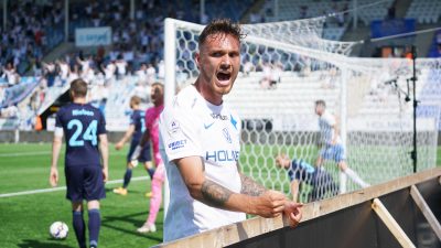 Linus Wahlqvist jublar efter en assist mot Malmö FF